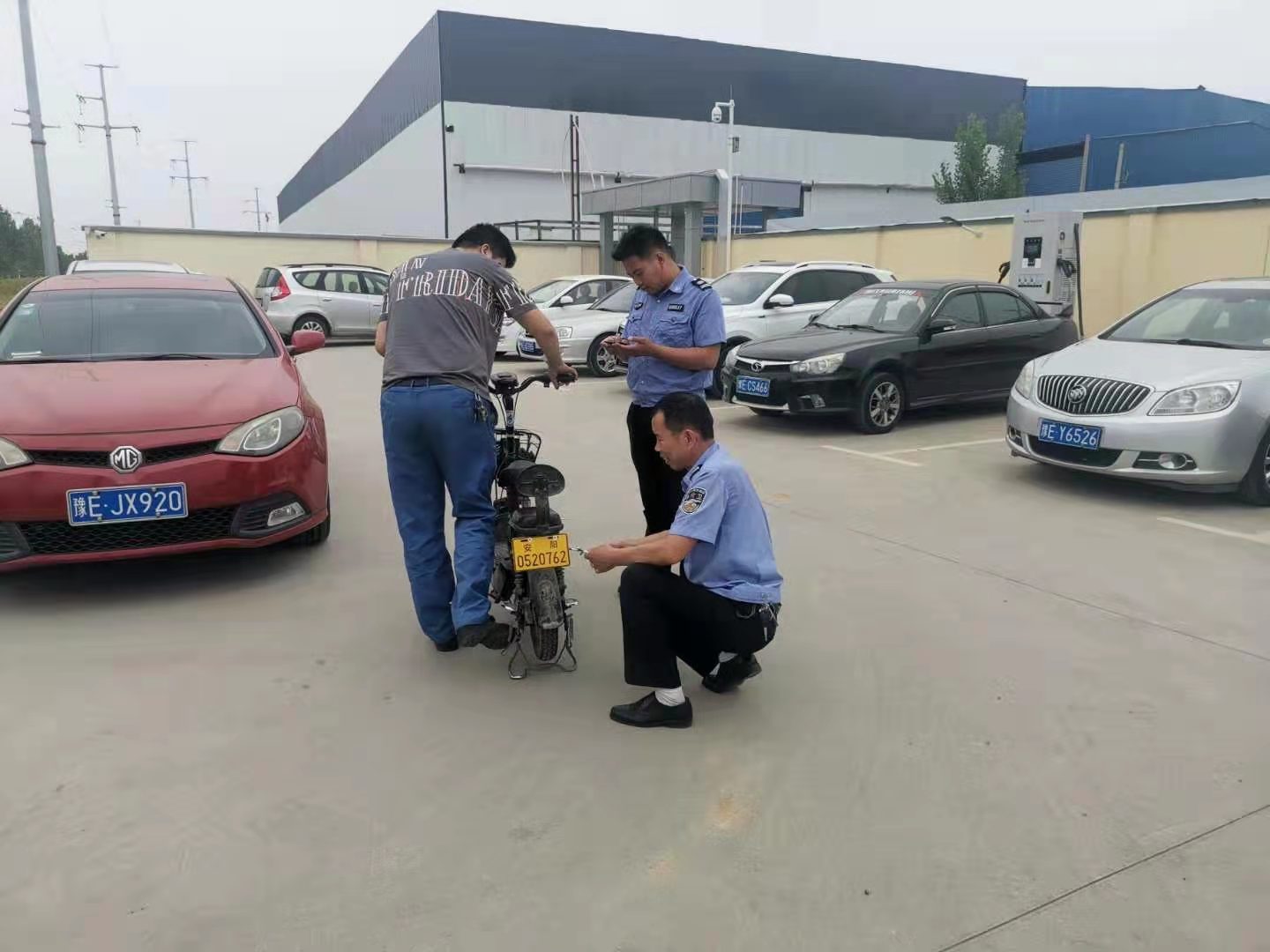 我為群眾辦實(shí)事︱太貼心了！公司門(mén)口就可以辦理電動(dòng)車(chē)上牌